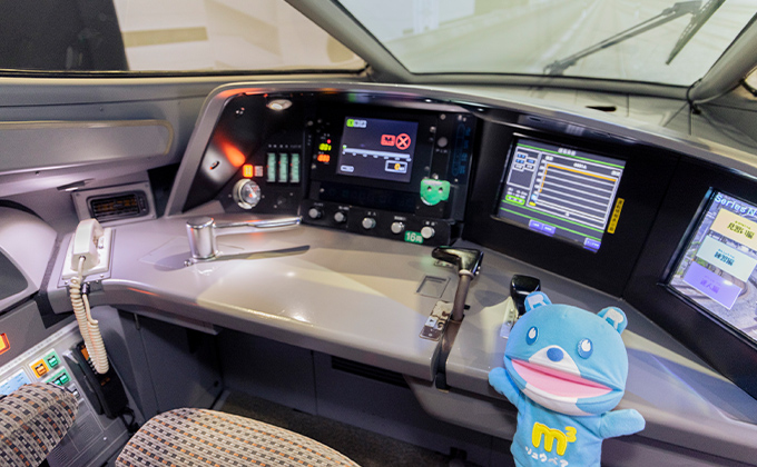 N700系新幹線電車の実物大の運転台で運転操作を体験
